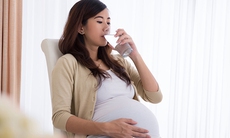 Nên uống bao nhiêu nước trong thai kỳ?