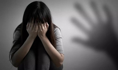Trẻ có suy nghĩ tự tử, làm hại bản thân, chuyên gia khuyến cáo những việc cha mẹ cần làm ngay