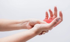 Tê tay phải làm gì để giảm triệu chứng?