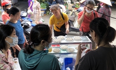 Tranh thủ cuối tuần, người dân đổ về các chợ mua nguyên liệu làm bánh trôi, bánh chay dịp Tết Hàn thực