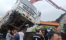 Xe bơm bê tông bị lật, một người tử vong