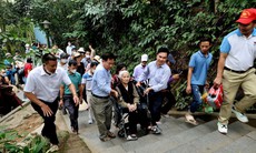 Xúc động hình ảnh hai con trai khiêng mẹ già 87 tuổi lên núi dâng hương Đền Hùng