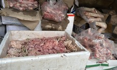 Gần 1 tấn thực phẩm bốc mùi hôi thối "suýt" vào bếp ăn khu công nghiệp