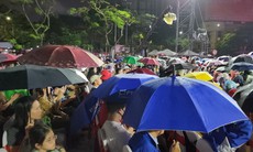 Hàng vạn người dân, du khách đội mưa dự Lễ hội Hoa phượng đỏ Hải Phòng
