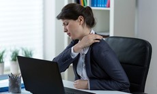 Vì sao dân văn phòng hay bị đau vai gáy?