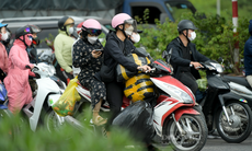 Lỉnh kỉnh đồ đạc trở lại Hà Nội sớm, người dân vẫn không thoát cảnh tắc đường
