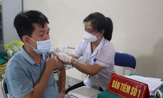 COVID-19 tuần qua: Số mắc mới giảm, có 12.190 ca; lồng ghép tiêm vaccine với tiêm chủng thường xuyên