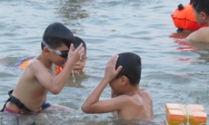 Nắng nóng, bất chấp nguy hiểm nhiều người vẫn xuống sông Lam “giải nhiệt"