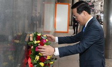 Chủ tịch nước đặt hoa tại Biển Tưởng niệm Bác Hồ ở thủ đô London