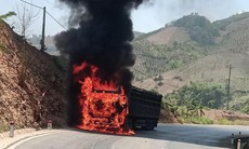 Xe đầu kéo chở than bốc cháy dữ dội trên Quốc lộ 6