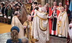 Vua Charles III tuyên thệ và đội vương miện trong lễ đăng quang được cả Anh quốc mong đợi