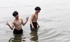 Oi nóng từ sáng sớm, người Hà Nội đến Hồ Tây "giải nhiệt"