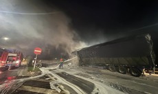 Nghệ An: Xe container bốc cháy dữ dội trên quốc lộ 1A

