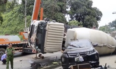 Xe bồn lật đè xe máy ở Lào Cai khiến 2 người tử vong