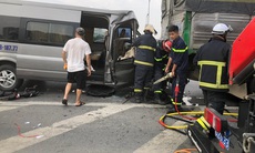 Cứu 10 người mắc kẹt trong xe khách bị tai nạn trên đường Vành đai 3
