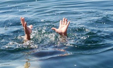 Thanh Hóa: Đi tắm biển, ba em nhỏ đuối nước thương tâm
