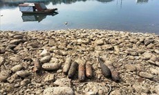 Phát hiện nhiều quả đạn pháo trên sông Đà sau khi cạn trơ đáy