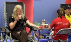 Đại biện lâm thời ĐSQ Hoa Kỳ hạnh phúc tham gia hiến máu