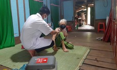 Băng rừng vượt suối vào sâu trong bản làng tiêm vaccine COVID-19 cho người dân