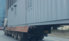 Hoảng hồn xe tải chở container lơ lửng trên đường