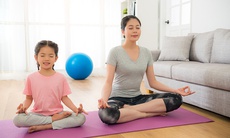 5 tư thế yoga giúp trẻ năng động, rời xa màn hình điện thoại trong kỳ nghỉ hè