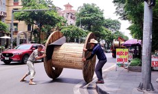 Hà Nội: Người đi đường thót tim vì xe tải rơi quả ru-lô gỗ "khủng" giữa phố đông