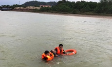 Hy hữu: Cứu sống người phụ nữ nhảy cầu Bến Thuỷ trôi trên sông Lam
