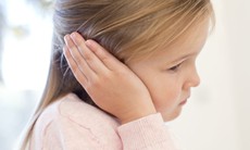 Trẻ bị viêm tai giữa, cha mẹ cần làm gì?