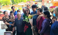 Người thân mừng tủi đón cô giáo Lê Thị Dung hết án trở về