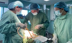 Khối u quái chứa nhiều tóc, da trong buồng trứng người phụ nữ