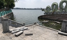 Người dân xót xa khi chứng kiến đoạn lan can đá ở hồ Tây bị đổ sập