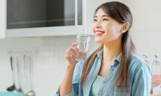 7 mẹo giúp bạn uống nhiều nước hơn trong mùa hè