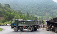 Xe tải lật nghiêng giữa đèo khiến 3 người thương vong
