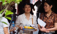 Phụ huynh và sĩ tử mang hộp bút, thước kẻ… lên chùa cầu may để vượt vũ môn suôn sẻ