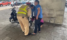 Cảnh sát giao thông sơ cứu 1 phụ nữ lớn tuổi say nắng bị ngất trên đường