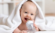 Khi nào trẻ sơ sinh có thể uống nước?