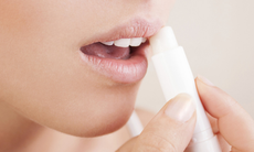 Vì sao dùng son nhiều gây thâm môi và cách khắc phục