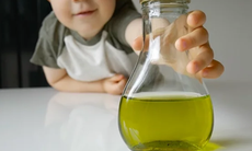 Bác sĩ cảnh báo nguy cơ ngộ độc hóa chất tại nhà ở trẻ em khi nghỉ hè