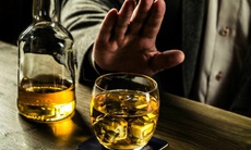 Vì sao một số người gặp các phản ứng nghiêm trọng khi uống rượu?