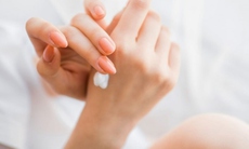 Cách chăm sóc da tay mềm mịn