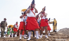 Độc đáo cảnh nam giới mặc "váy cuốn" ra giữa sông Hồng rước nước tại Lễ hội đình Chèm