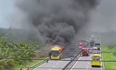 Xe khách chở 36 người bốc cháy dữ dội trên cao tốc
