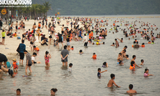 Hàng nghìn du khách tranh thủ 'check in', tắm biển ở Hạ Long trước khi bão về