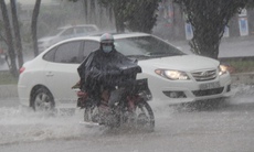 Công an Hà Nội chỉ cách tham gia giao thông an toàn mùa mưa bão