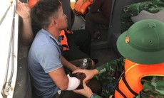 Nghệ An: Cứu sống 4 ngư dân bị chìm tàu, lênh đênh trên biển