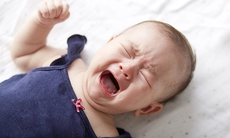 Trẻ sơ sinh khóc dai dẳng, khi nào cần đi khám?