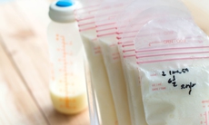 Cách để trẻ làm quen với sữa mẹ trữ đông