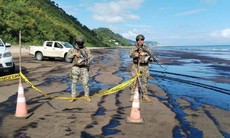 Ít nhất 1.200 thùng dầu thô tràn ra bãi biển nổi tiếng tại Ecuador