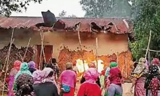 Phụ nữ Ấn Độ rủ nhau đốt nhà kẻ lôi hai cô gái khoả thân trên đường rồi hiếp dâm tập thể