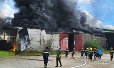 Cháy dữ dội tại kho xưởng rộng 1.000 m2 tại Hòa Bình